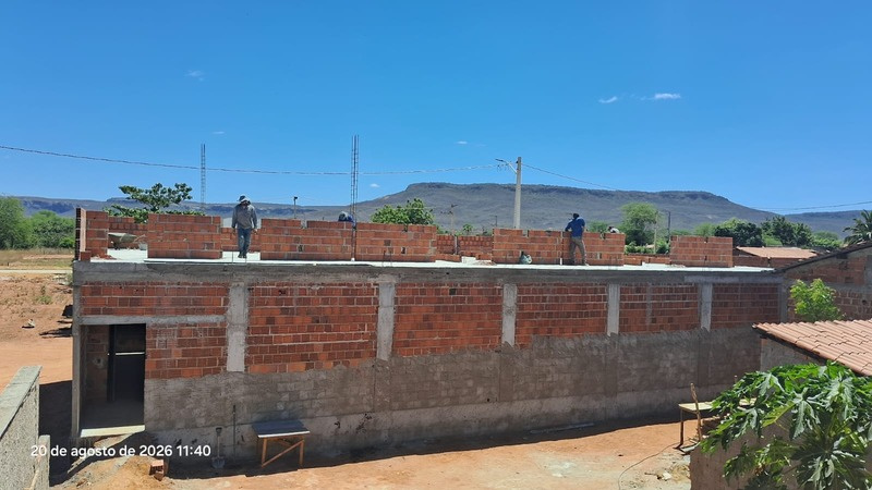 Construção dos muros do Hotel Escola
