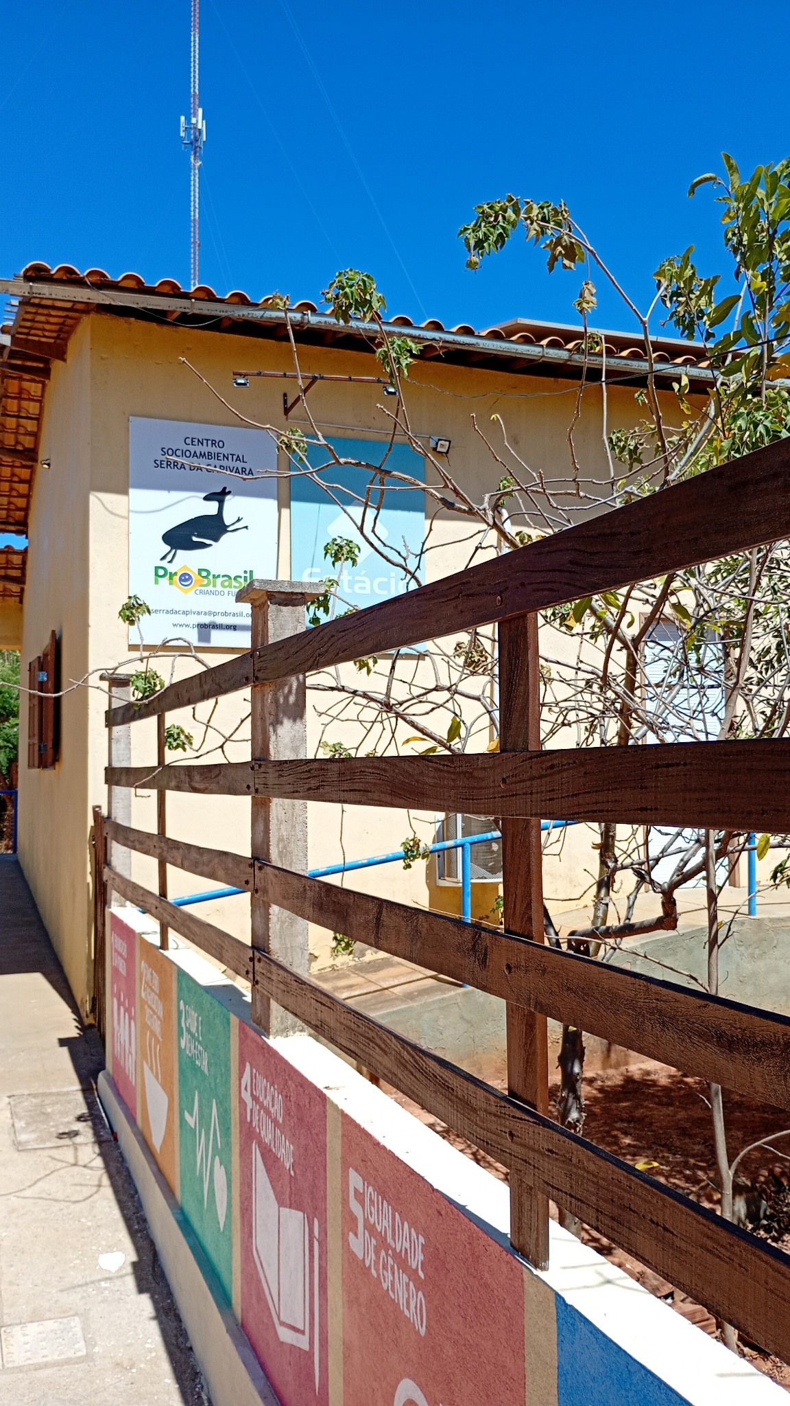 Espaço do Centro Socioambiental e painel dos ODS